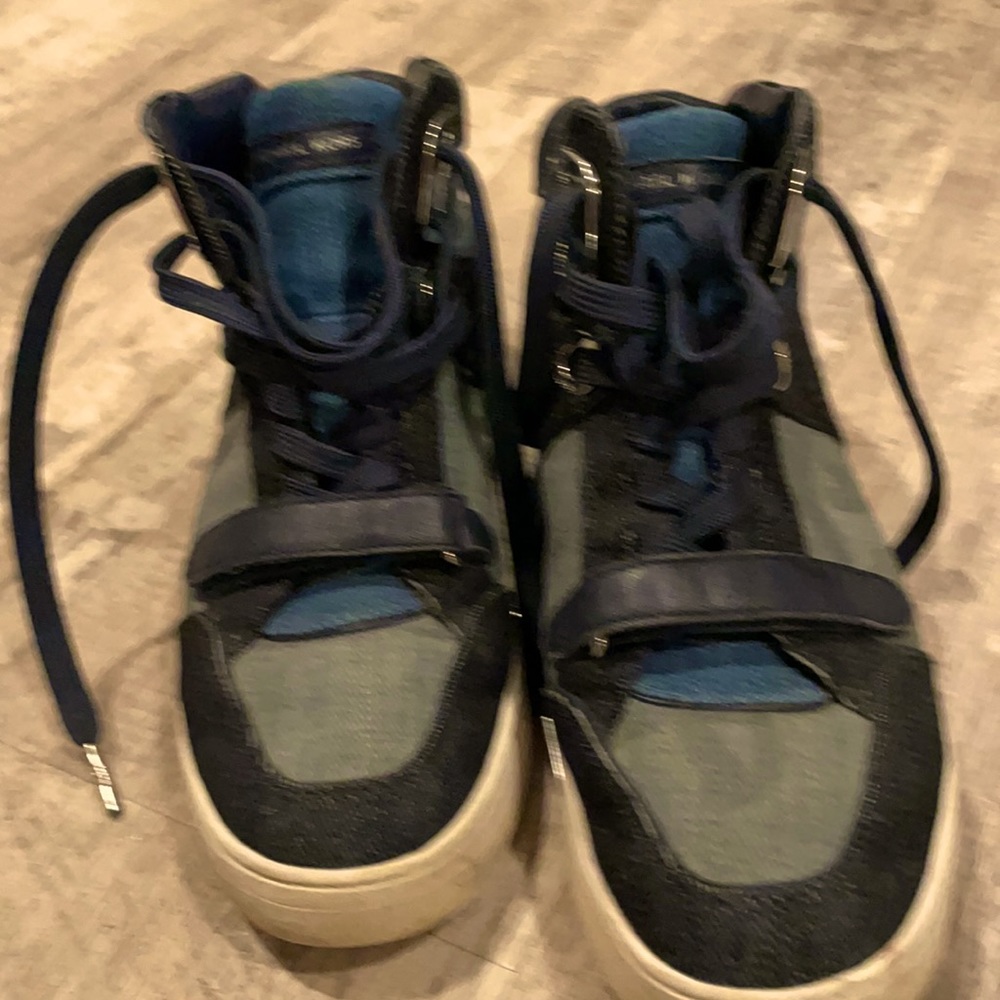 Like new cute sneaker with jeans
